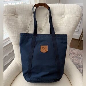Fjällräven Totepack No. 4 Tall in Navy